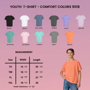 K&ouml;nnte beinhalten: Eine Comfort Colors 9018 Jugend-T-Shirt-Farbkarte mit elf einfarbigen T-Shirts in Schwarz, Wei&szlig;, Blue Jean, Pepper, Violett, Orchidee, Seafoam, Blossom, Chalky, Grau und Melone sowie eine Gr&ouml;&szlig;entabelle mit Breiten- und L&auml;ngenangaben in Zoll.
