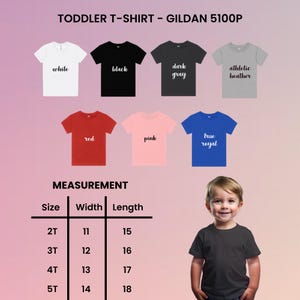 K&ouml;nnte beinhalten: Pr&auml;sentation von T-Shirts f&uuml;r Kleinkinder in verschiedenen Farben: Wei&szlig;, Schwarz, Dunkelgrau, Athletic Heather, Rot, Pink und Royalblau. Das Bild enth&auml;lt eine Gr&ouml;&szlig;entabelle mit Ma&szlig;en in cm und ein Kind, das ein dunkelgraues T-Shirt tr&auml;gt.