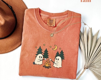 Camiseta de camping con fantasmas de Comfort Colors®, regalos para exteriores de temporada espeluznante, camiseta vintage de Halloween para otoño, camiseta de temporada espeluznante