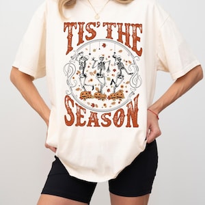 Camiseta de Halloween &quot;Tis The Season&quot; de Comfort Colors®, camiseta de Halloween, camiseta retro de fantasmas, camiseta bonita de otoño, camiseta de Halloween para mujer, temporada de calabazas