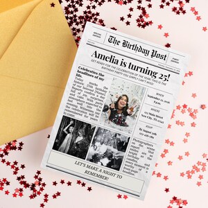 Op de afbeelding: Een verjaardagseditie krant met de kop "Amelia wordt 25!" bevat foto's en tekst over een verjaardagsfeest. De krant ligt op een roze ondergrond met rode sterconfetti en een gouden envelop.