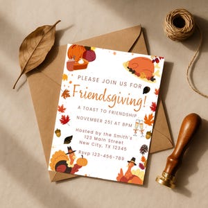 Op de afbeelding: Een Friendsgiving-uitnodigingskaart op een bruine envelop, met een houten stempel en touw. De uitnodiging bevat illustraties van pompoenen, kalkoen en herfstbladeren. De tekst luidt "Please join us for Friendsgiving!" en bevat de datum, tijd en locatie.
