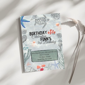 Puede incluir: Una invitación de cumpleaños con temática marina. La invitación presenta ilustraciones de tortuga, caballito de mar, medusa y estrella de mar. El texto dice "BIRTHDAY Celebration FINN'S 3rd Birthday" e incluye detalles del evento.