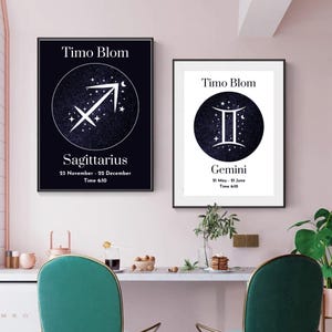 Op de afbeelding: Twee ingelijste kunstprints met sterrenbeelden. Eén toont het Boogschutter-symbool met tekst, de andere het Tweelingen-symbool. Beide hebben een zwart frame en staan op een roze muur. De Boogschutter-print bevat de data 23 november - 22 december.