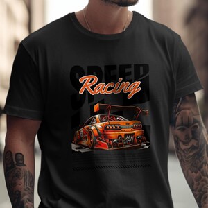 Könnte beinhalten: Schwarzes T-Shirt mit einem orangefarbenen Sportwagen-Motiv und dem Wort "Racing" in orangefarbener Schrift. Das Wort "Speed" ist im Hintergrund. Das T-Shirt hat einen Rundhalsausschnitt. Das Auto hat einen großen Spoiler.