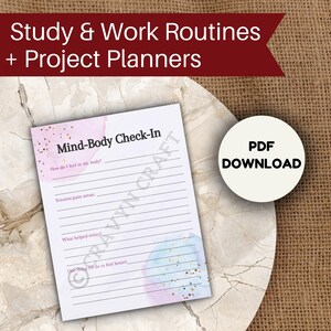Peut inclure: Un planificateur imprimable "Mind-Body Check-In" avec des sections lign&eacute;es pour l'auto-r&eacute;flexion. Le planificateur pr&eacute;sente des accents aquarelle roses et bleus avec des paillettes dor&eacute;es. Le texte en haut indique "Study & Work Routines + Project Planners". Un cercle blanc avec "PDF DOWNLOAD" est &agrave; droite.