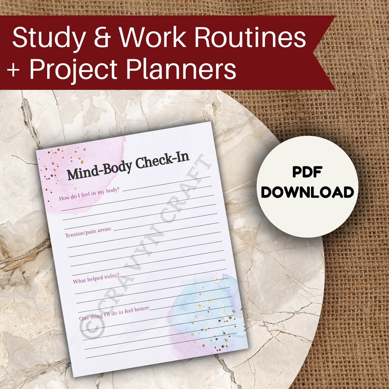 Peut inclure: Un planificateur imprimable "Mind-Body Check-In" avec des sections lign&eacute;es pour l'auto-r&eacute;flexion. Le planificateur pr&eacute;sente des accents aquarelle roses et bleus avec des paillettes dor&eacute;es. Le texte en haut indique "Study & Work Routines + Project Planners". Un cercle blanc avec "PDF DOWNLOAD" est &agrave; droite.