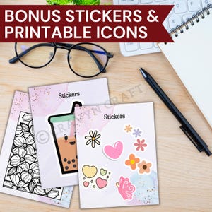 Peut inclure: Vue a&eacute;rienne d'autocollants et d'ic&ocirc;nes imprimables. Les autocollants pr&eacute;sentent divers motifs, dont un bubble tea, des fleurs, des c&oelig;urs et un papillon. Le texte "BONUS STICKERS & PRINTABLE ICONS" est visible en haut.