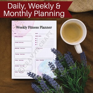 Peut inclure: Un planificateur de fitness hebdomadaire blanc avec des sections pour les exercices quotidiens et les objectifs hebdomadaires. Le planificateur est d&eacute;cor&eacute; d'accents aquarelles et de paillettes dor&eacute;es. Une tasse de caf&eacute; et des brins de lavande sont &eacute;galement dans l'image.