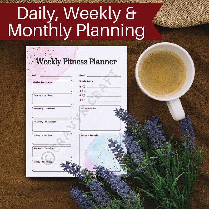 Peut inclure: Un planificateur de fitness hebdomadaire blanc avec des sections pour les exercices quotidiens et les objectifs hebdomadaires. Le planificateur est d&eacute;cor&eacute; d'accents aquarelles et de paillettes dor&eacute;es. Une tasse de caf&eacute; et des brins de lavande sont &eacute;galement dans l'image.