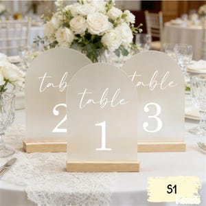 Tafelnummer bruiloft, Frosted Arch acryl tafelnummers, houten tafelnummers, aangepaste boog bruiloft decor, gebogen tafelnummers, tafelnummers, tafelnummers