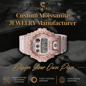 Könnte beinhalten: Eine individuelle Moissanit-Uhr mit weißem Armband und einer roségoldenen Lünette, besetzt mit funkelnden Steinen. Das Zifferblatt zeigt die Uhrzeit und das Datum an. Das Bild enthält den Text "Design Your Own Piece."