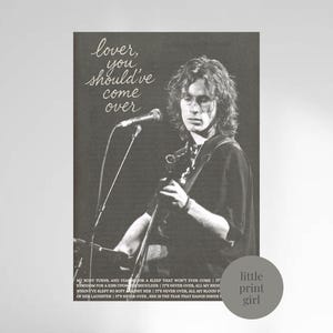 Może przedstawiać: Czarno-biały nadruk przedstawiający muzyka z długimi włosami, trzymającego gitarę i mikrofon. Tekst "lover, you should've come over" znajduje się na górze. Nadruk zawiera również tekst piosenki i tekst "little print girl".