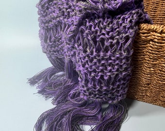Écharpe en tricot OOAK à points tombants, mélange de violet et de gris, accessoire élégant à franges, cadeau artisanal parfait pour maman