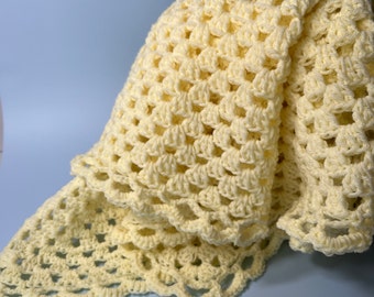 Gender-Neutral Crochet Baby Blanket in Pale Yellow, Scalloped Border, Durable Acrylic, Stroller-Friendly, Newborn Gift
