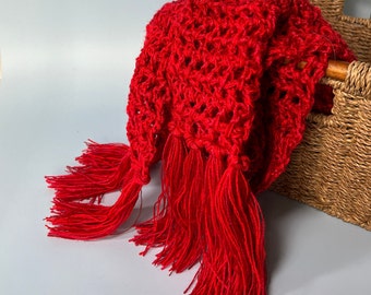 Écharpe rouge au crochet chic avec franges luxuriantes, acrylique léger, motif ajouré unique, cache-cou confortable, cadeau idéal pour la fête des mères