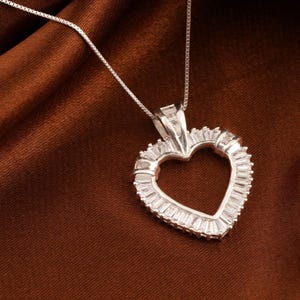 Collar con colgante de moissanita en forma de corazón, colgante de diamante en forma de baguette, colgante para San Valentín, chapado en oro blanco de 14 k