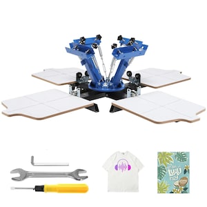 Könnte beinhalten: Eine blaue und schwarze Vierfarb-Siebdruckmaschine mit vier weißen Druckplattformen. Enthält ein weißes T-Shirt mit lila Grafik, Werkzeuge und eine Postkarte mit Text und tropischen Illustrationen.