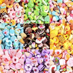 以下が含まれることがあります： ドーナツ、アイスクリームコーン、カップケーキ、ペストリーなど、ミニチュアの食品アイテムのカラフルな詰め合わせ。画像は、さまざまな色とデザインのコラージュで、甘いお菓子とデザートに焦点を当てています。これらのアイテムは、おそらく工芸品または装飾目的です。