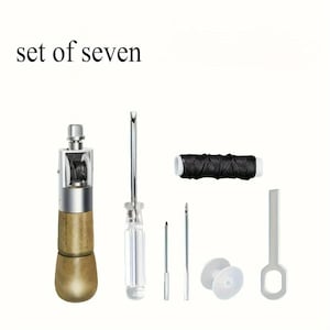 Op de afbeelding: Een set van zeven lederbewerkingstools, waaronder een stiknaald, schroevendraaiers, naalden, draad en andere accessoires. De tools zijn gerangschikt op een witte achtergrond. De tekst "set of seven" staat bovenaan.