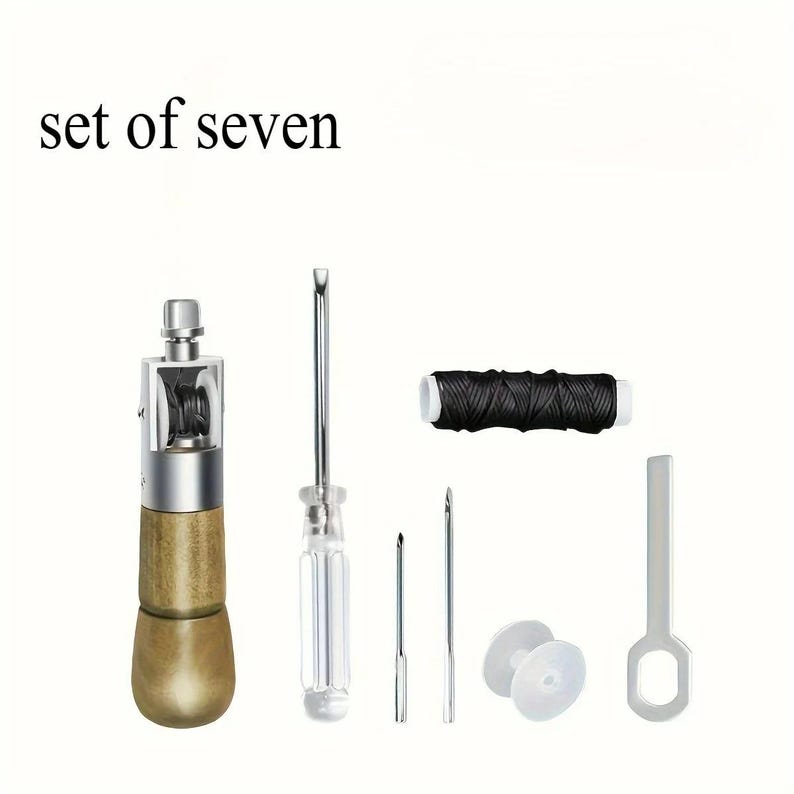 Op de afbeelding: Een set van zeven lederbewerkingstools, waaronder een stiknaald, schroevendraaiers, naalden, draad en andere accessoires. De tools zijn gerangschikt op een witte achtergrond. De tekst "set of seven" staat bovenaan.