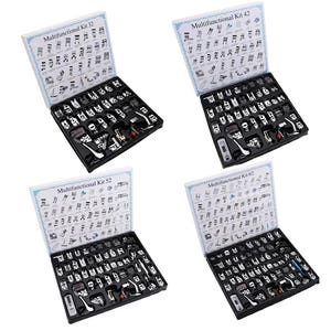 Puede incluir: Cuatro kits de accesorios para máquinas de coser negros. Cada kit contiene una variedad de prensatelas y accesorios de color plateado. Los kits están etiquetados como "Multifunctional Kit" con los números 32, 42, 52 y 62.