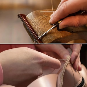 Op de afbeelding: Close-up van leerbewerking. Een hand gebruikt een naald en draad om twee stukken bruin leer aan elkaar te naaien. Het leer wordt op zijn plaats gehouden door een houten vorm. De draad is wit en de stiksels zijn precies.
