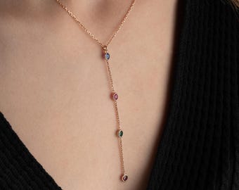 Collar tipo lariat en oro rosa con piedra natal y colgante vertical de plata de ley con gema.