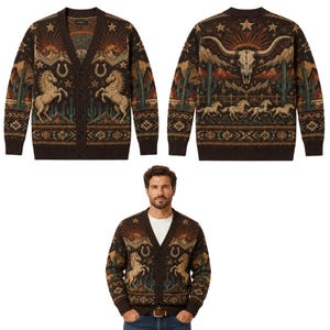Peut inclure: Un cardigan boutonné à col en V marron foncé avec un motif tricoté d'inspiration western. Le devant présente des chevaux cabrés, des fers à cheval et des montagnes. Le dos arbore un grand crâne de bœuf, des cactus et des chevaux au galop.