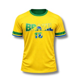 Może przedstawiać: Ż&oacute;łta koszulka piłkarska Brazylii z zielonymi i niebieskimi akcentami. Słowo "BRAZIL" jest na piersi w kolorze zielonym i niebieskim, z numerem "10" poniżej. Koszulka ma zielony kołnierz i wykończenia rękaw&oacute;w.