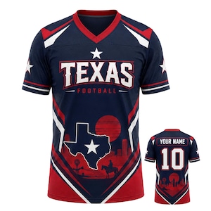 Puede incluir: Una camiseta de cuello en V azul marino con la palabra TEXAS en letras blancas sobre la palabra FOOTBALL. El frente muestra un sol rojo, la silueta de un vaquero a caballo y un mapa de Texas con una estrella blanca. La parte posterior muestra el texto YOUR NAME y el número 10.