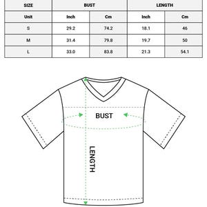 Puede incluir: Diagrama de una camiseta de f&uacute;tbol h&iacute;brida de malla para ni&ntilde;os con medidas de talla, busto y largo en pulgadas y cent&iacute;metros. Las tallas van desde la S (74,2 cm de busto, 46 cm de largo) hasta la L (83,8 cm de busto, 54,1 cm de largo).