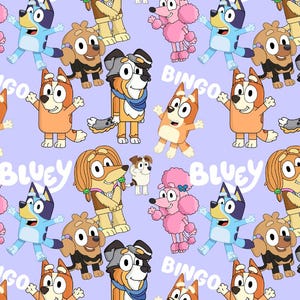 Op de afbeelding: Een herhalend patroon met cartoonhonden in verschillende poses op een lichtpaarse achtergrond. De woorden "BLUEY" en "BINGO" zijn door het ontwerp verspreid. De honden zijn in tinten blauw, oranje, bruin en roze.
