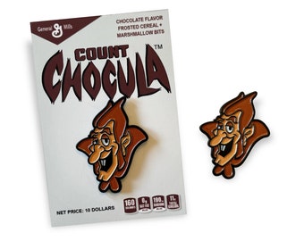 Peut inclure: Une boîte de céréales Count Chocula avec un personnage de vampire de dessin animé sur le devant. La boîte est marron et blanche avec le texte "Count Chocula" en rouge et blanc. La boîte comprend également le texte "Chocolate Flavor Frosted Cereal + Marshmallow Bits" et "Net Price: 10 Dollars".
