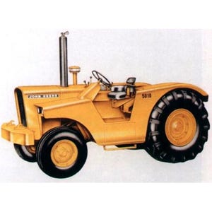 Könnte beinhalten: Ein gelb lackierter John Deere 5010 Traktor aus der Vintage-Kollektion. Der Traktor hat große schwarze Reifen, einen markanten Auspuff und das John Deere-Logo. Der Traktor ist für den landwirtschaftlichen Einsatz konzipiert.