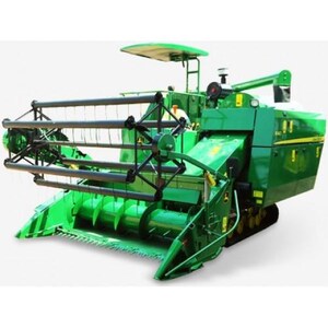 Op de afbeelding: Een groene John Deere combine harvester met een snijplatform en een beschermende luifel. De landbouwmachine heeft een complex ontwerp met meerdere componenten, waaronder een maaibord, invoerhuis en graantank. De combine is ontworpen voor het oogsten van gewassen.