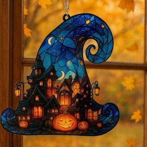 Può includere: Decorazione di Halloween in vetro colorato a forma di cappello da strega. Il cappello presenta un design a cielo notturno con stelle e lune. La base raffigura un villaggio spettrale con finestre illuminate e zucche. Una catena d'argento è attaccata per appenderlo.