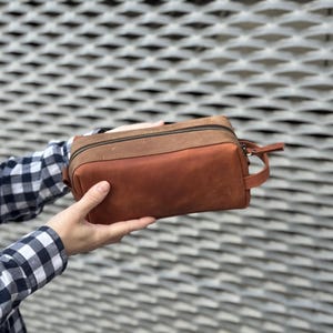 Trousse de toilette en cuir pour hommes, trousse de maquillage de voyage, organisateur de cosmétiques pour femmes, petite pochette de voyage, trousse de toilette faite main, cadeau de demoiselle d'honneur