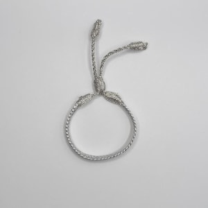 Handgjort marockanskt silverarmband – justerbar vävd design