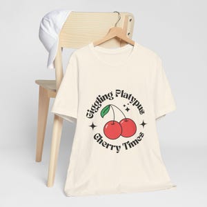 Maglietta "Giggling Platypus Cherry Times", maglietta con grafica carina, maglietta estiva, regalo divertente, abbigliamento casual, maglietta per amanti delle ciliegie