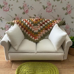 Poppenhuisdeken. Decoratief accent voor bed of bank op schaal 1:12