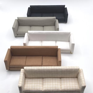 Pode incluir: Uma coleção de sofás em miniatura em várias cores, incluindo preto, cinza, branco, marrom e creme. Cada sofá tem um design de três almofadas e uma forma retangular, perfeito para casas de bonecas ou exposições em miniatura.