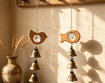 Campana de viento de madera hecha a mano con forma de pez/pájaro, adorno atrapasol de cristal, decoración colgante de campana de latón, acento rústico vintage para la pared del hogar, regalo bohemio