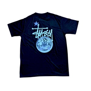 Stussy 8-ball International + gratis Polytheen Bag and Tag Card