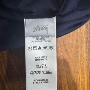 Stussy 8 balles soulevées + sac cadeau et carte d'étiquette.
