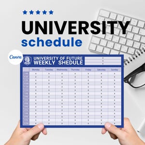 Könnte beinhalten: Eine blau-weiße Universitätsplanvorlage mit dem Text "UNIVERSITY schedule" und "UNIVERSITY OF FUTURE WEEKLY SHEDULE". Der Zeitplan wird von Händen gehalten, mit einer Tastatur und einer Brille im Hintergrund.