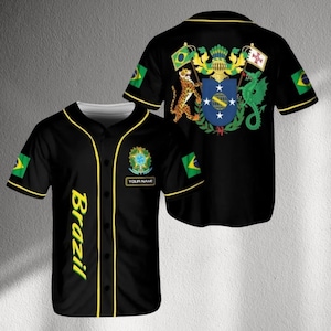 Könnte beinhalten: Schwarzes Baseball-Trikot mit gelben Verzierungen und dem Wort "Brasilien" in gelber Schrift. Das Trikot zeigt die brasilianische Flagge und das Wappen. Auf der Rückseite des Trikots sind ein größeres Wappen und Flaggen-Details zu sehen.