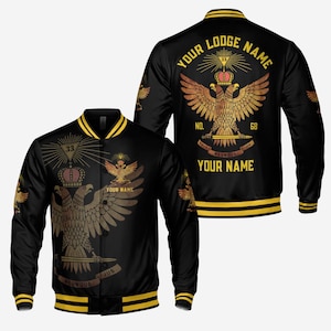Puede incluir: Chaqueta bomber negra con detalles dorados y amarillos. La chaqueta presenta un diseño de águila dorada en la parte delantera y trasera, junto con el texto "YOUR LODGE NAME" y "YOUR NAME". La chaqueta también tiene los números "33" y "68".