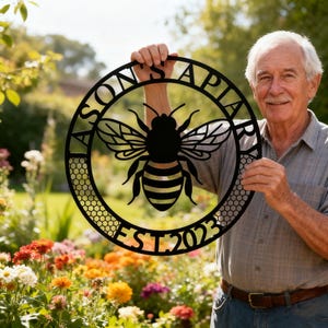 Anpassad metallskylt för bigård - Anpassad namn- och datumdekor - Rustik svart järnkonst med invecklad bidesign - Perfekta presenter för biodlare