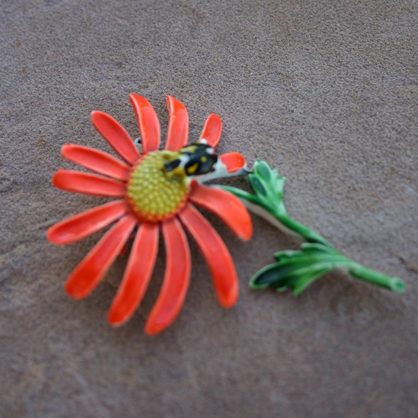 daisy brooch vintage with little lady bug.